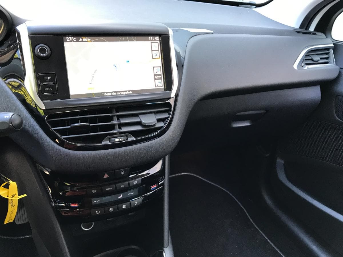 Peugeot 208 1.6 HDI· Ano 2012 — imagem 16