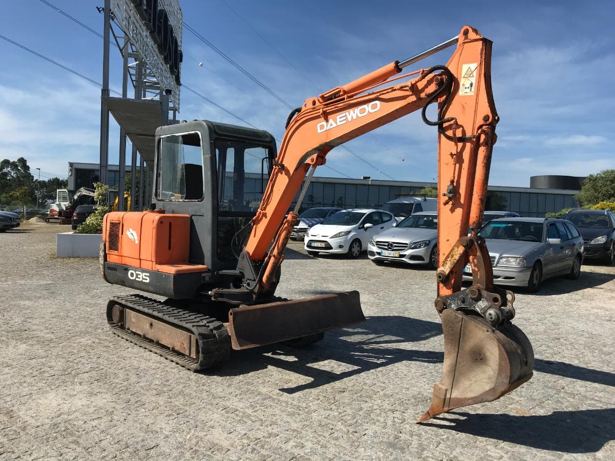 Mini Giratória Daewoo SLO 35 · Ano 2004 — imagem 1