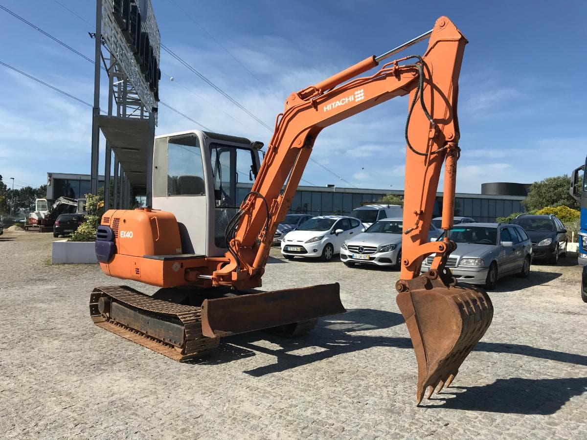 Mini Giratória Hitachi EX40-2 · Ano 2000 — imagem 1