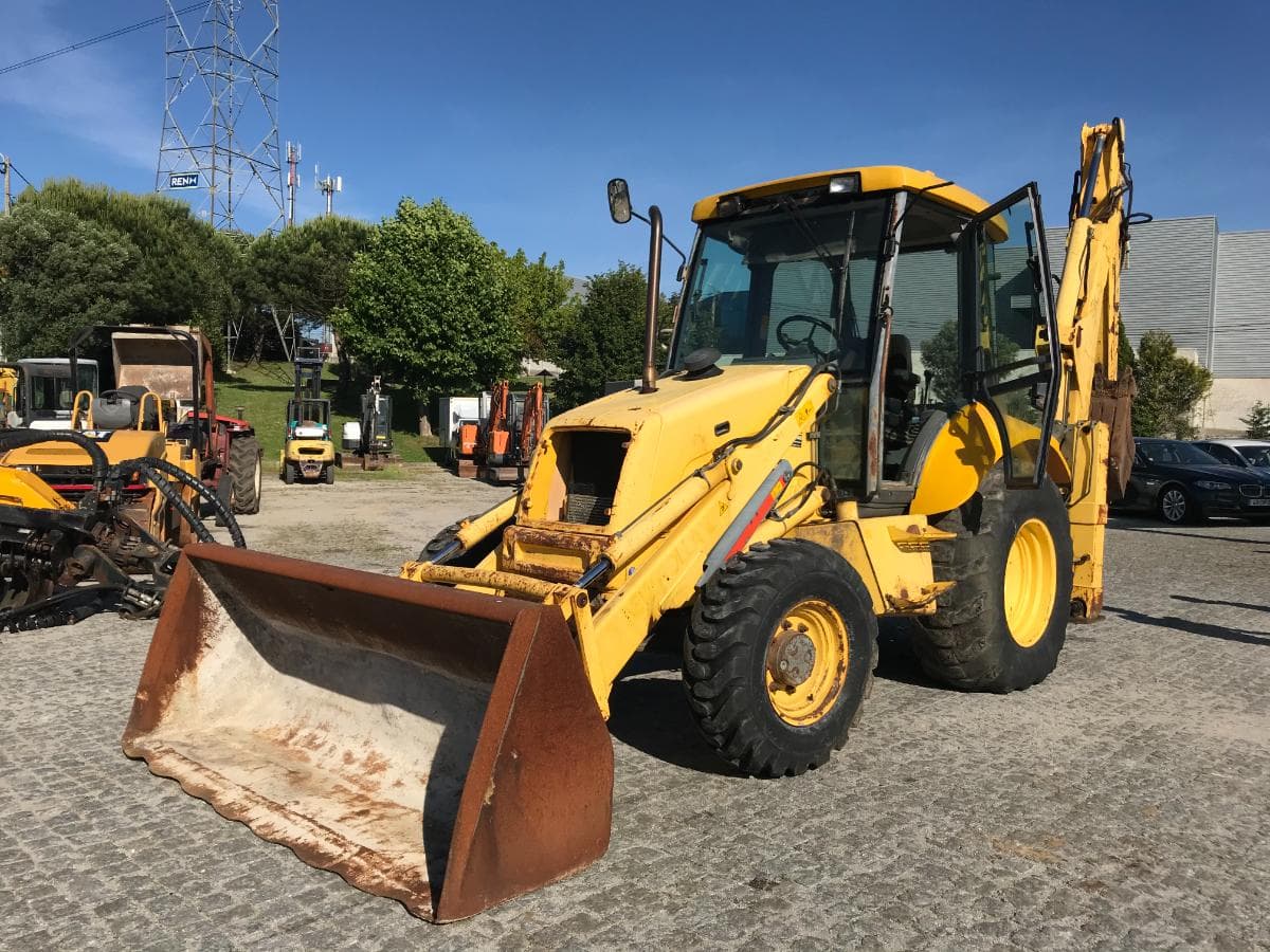 Retroescavadora New Holland NH 95 · Ano 2000 — imagem 2