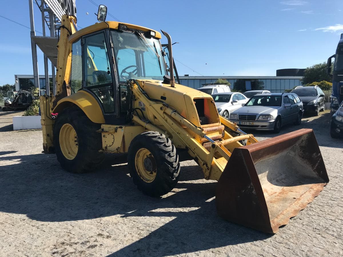 Retroescavadora New Holland NH 95 · Ano 2000 — imagem 1
