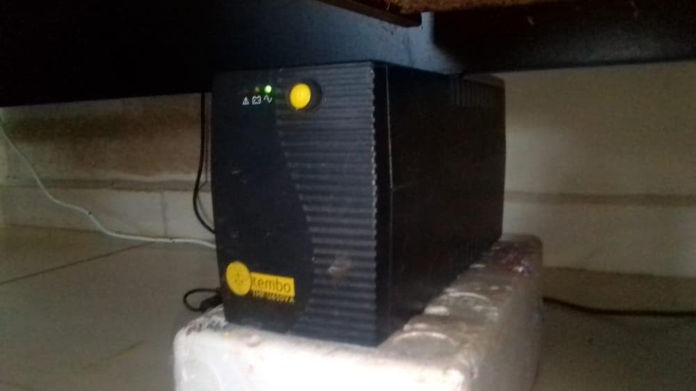 Ups 650VA + Material Informático ·