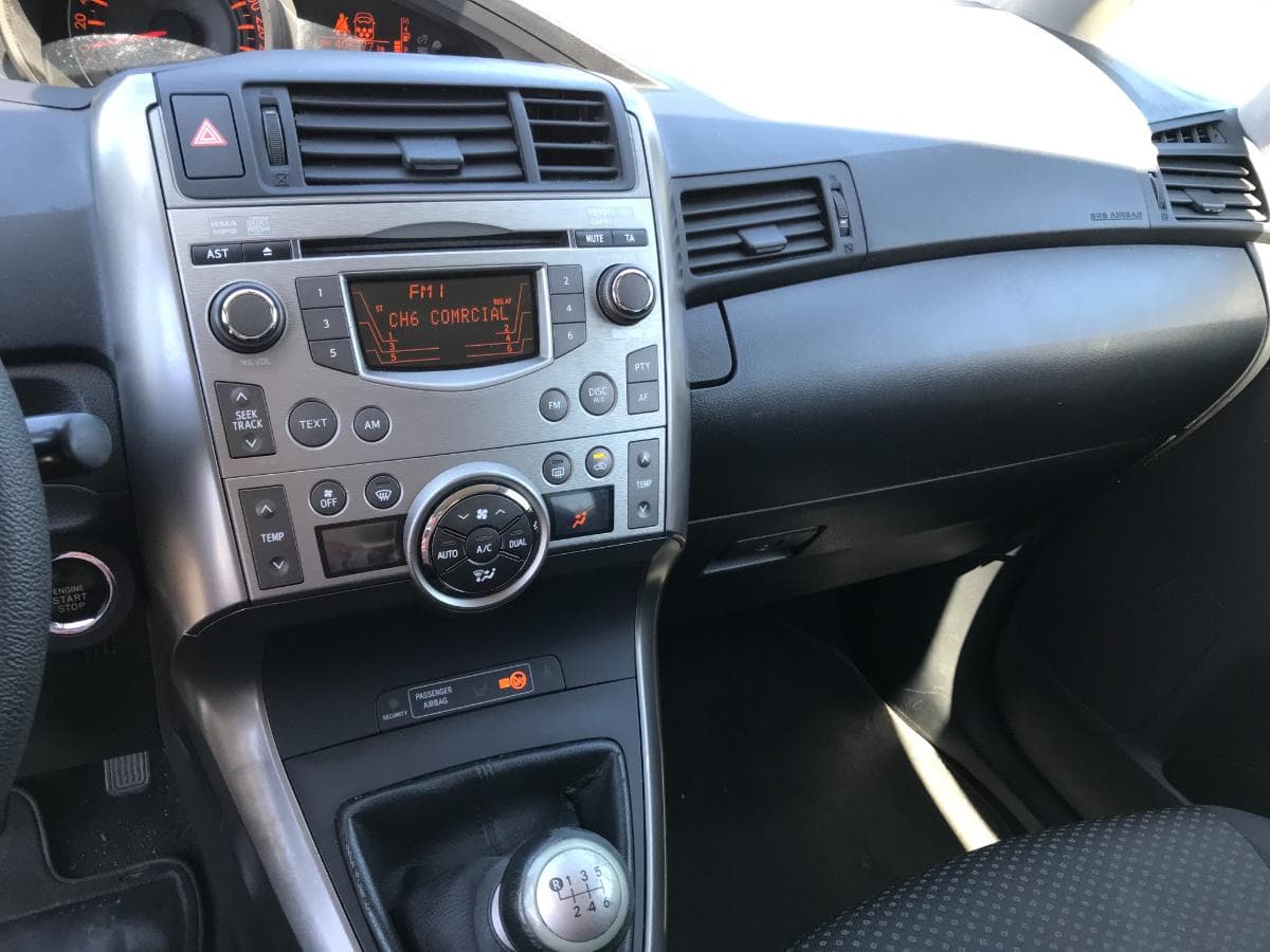 Toyota Verso 2.0 D-4D · Ano 2009 — imagem 23