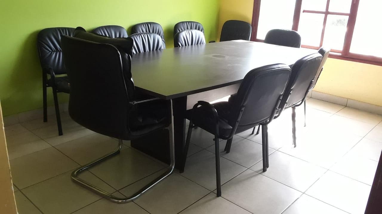 Mesa de reuniões com 12 cadeiras · — imagem 1