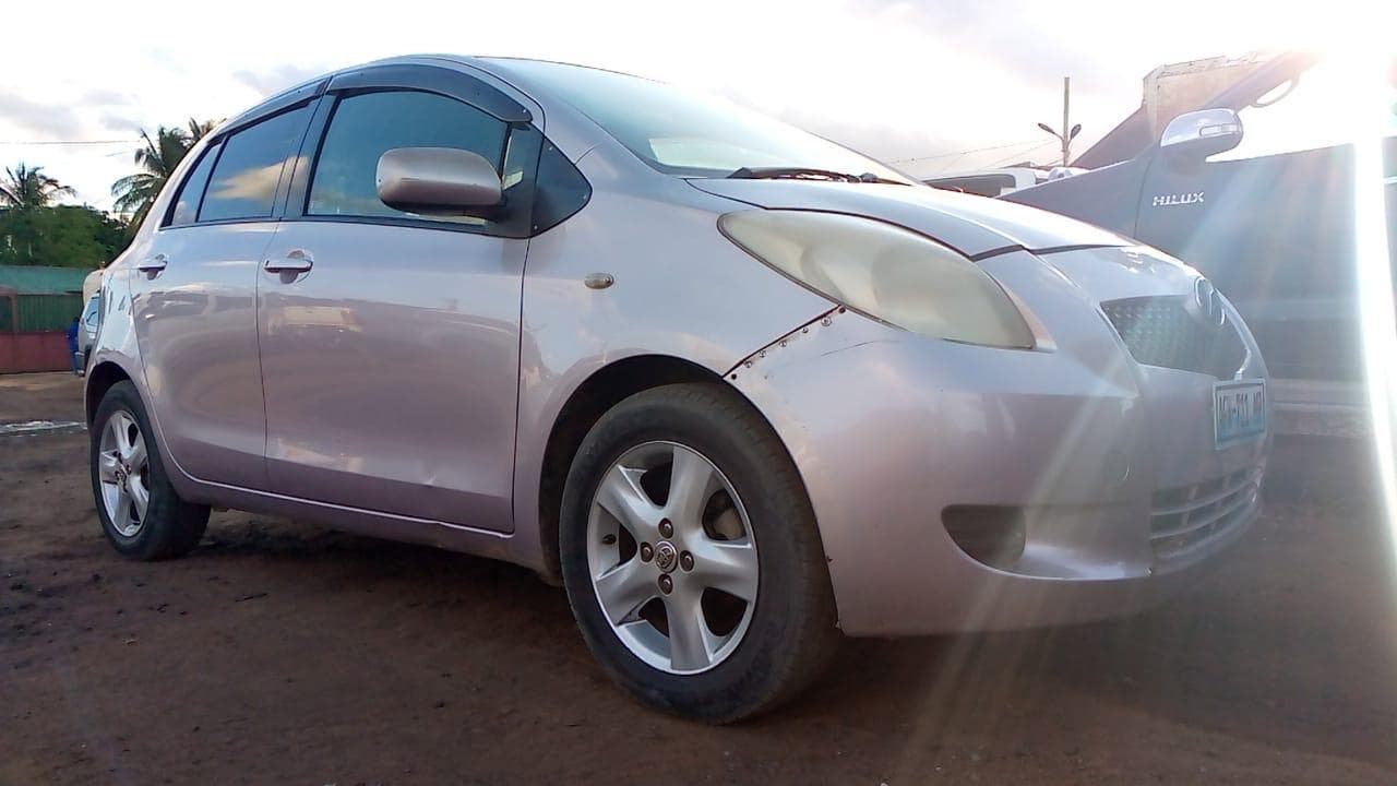 Toyota Vitz · — imagem 3