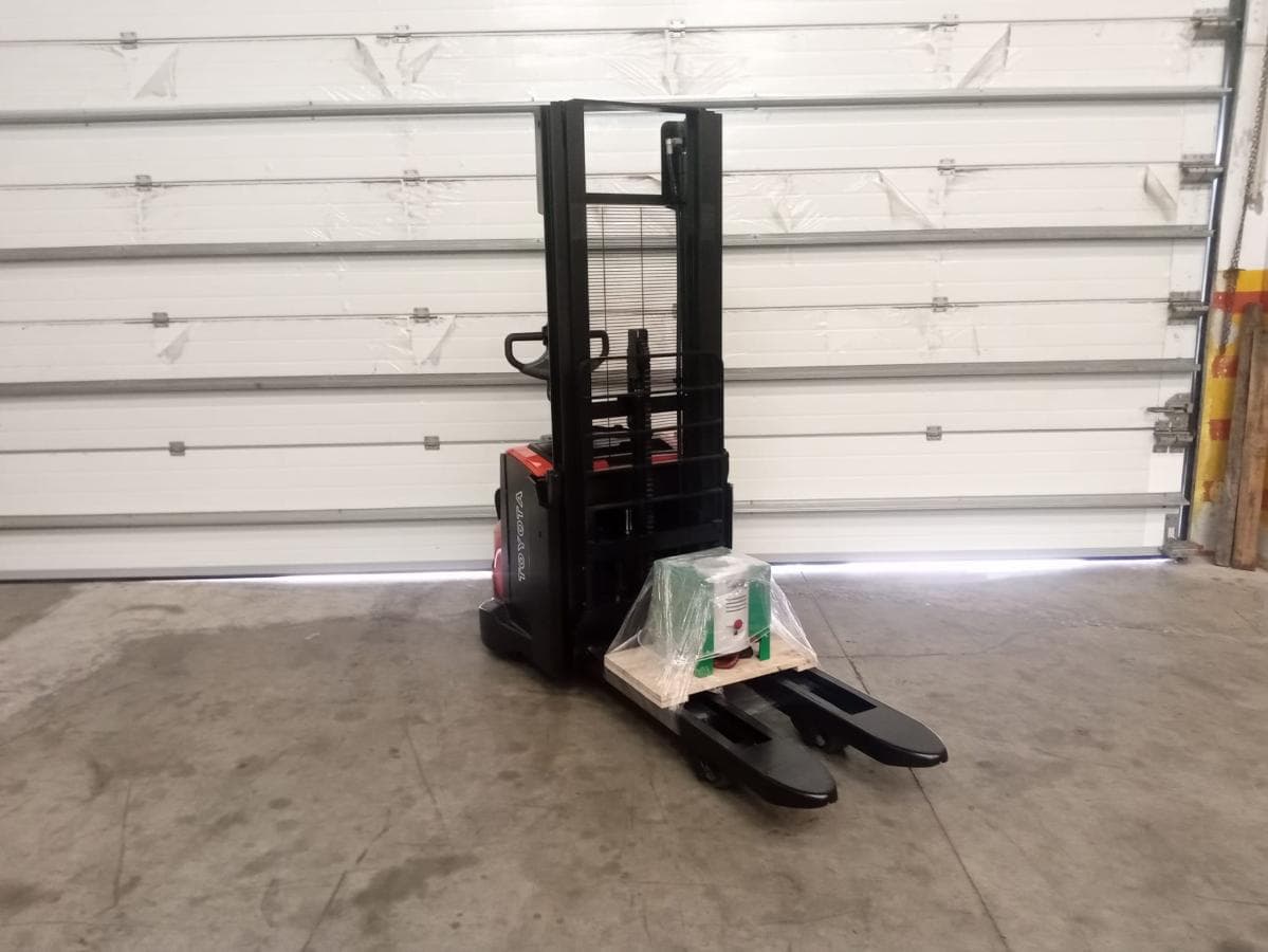 Stacker Toyota BT SW E 140 L · Ano 2013 — image 1
