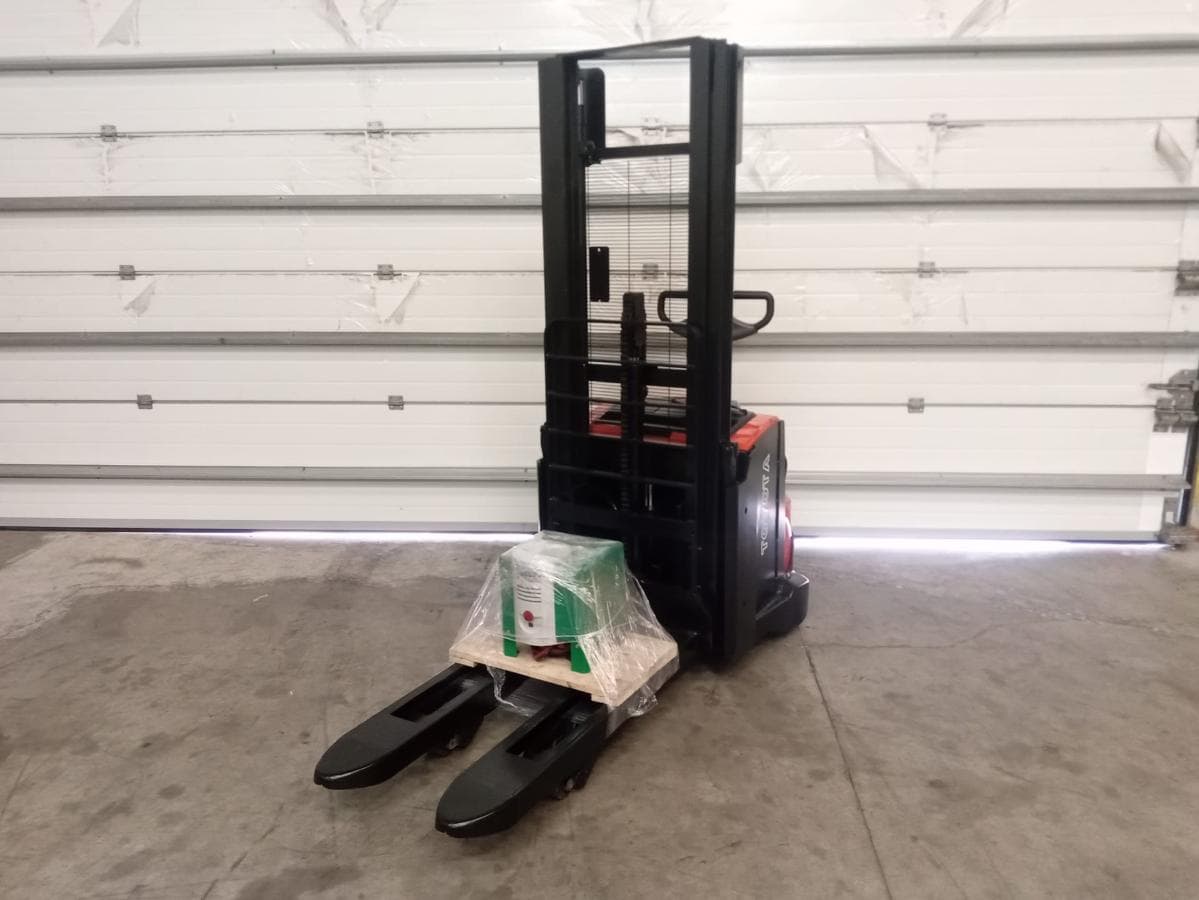 Stacker Toyota BT SW E 140 L · Ano 2013 — image 2