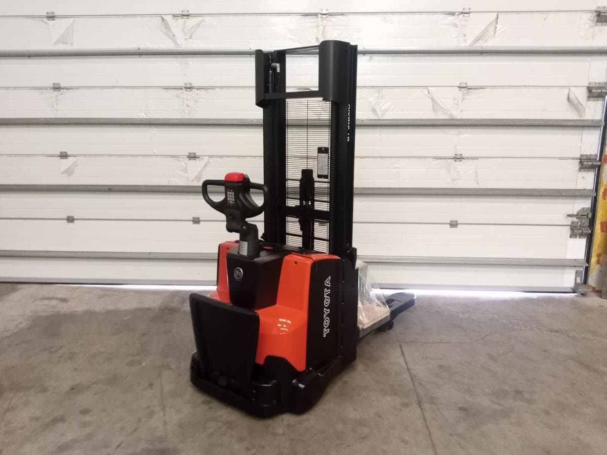 Stacker Toyota BT SW E 140 L · Ano 2013 — image 3