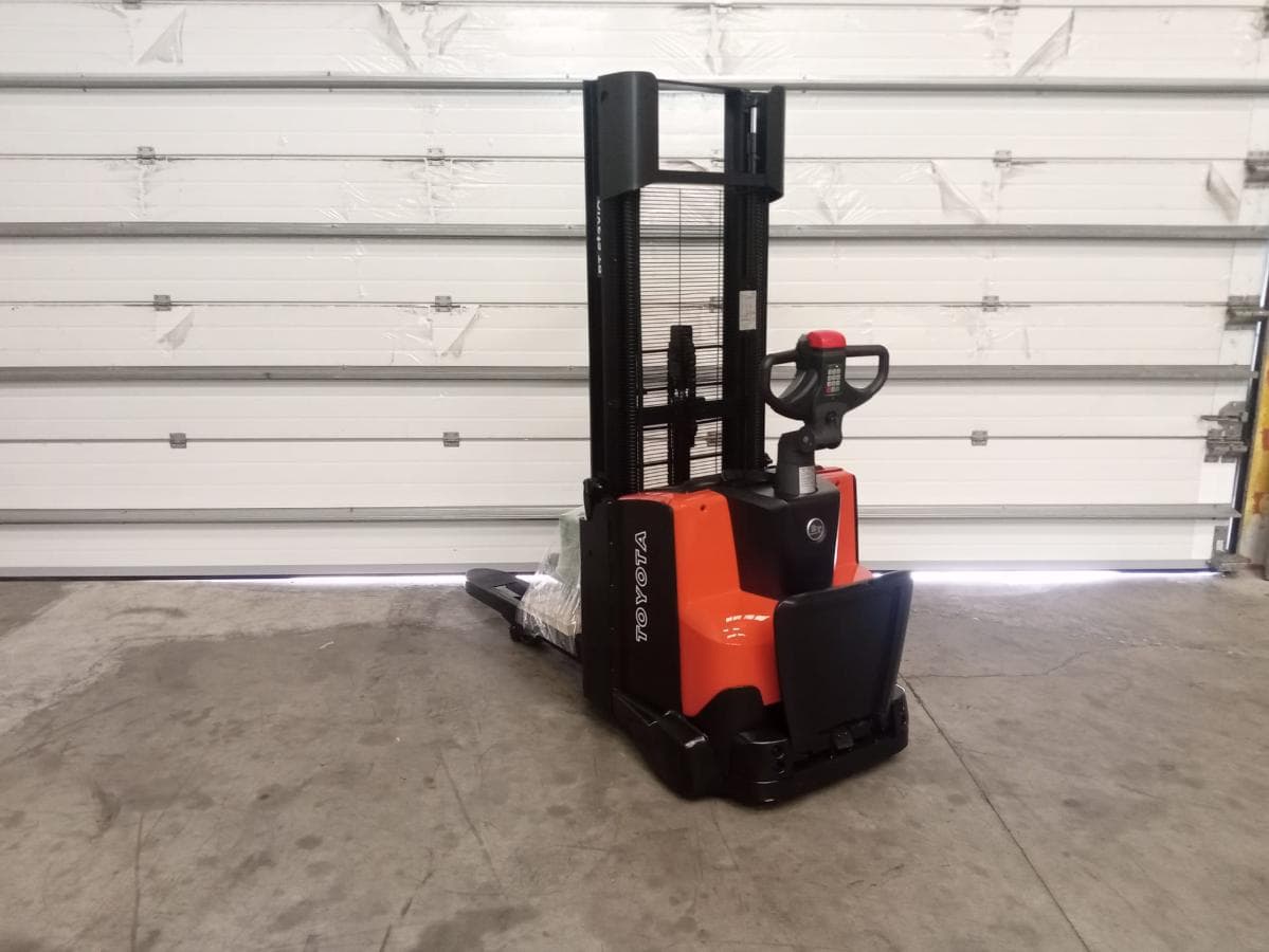 Stacker Toyota BT SW E 140 L · Ano 2013 — image 4