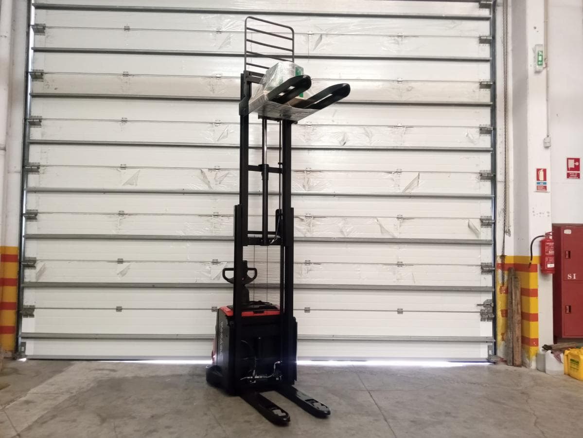 Stacker Toyota BT SW E 140 L · Ano 2013 — image 5