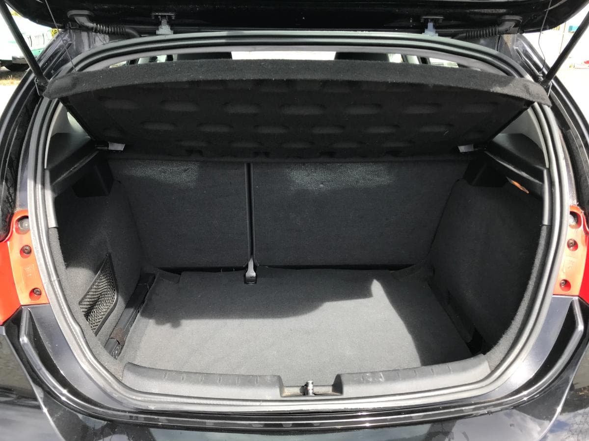Seat Leon 1.6 TDI · Ano 2010 — imagem 8