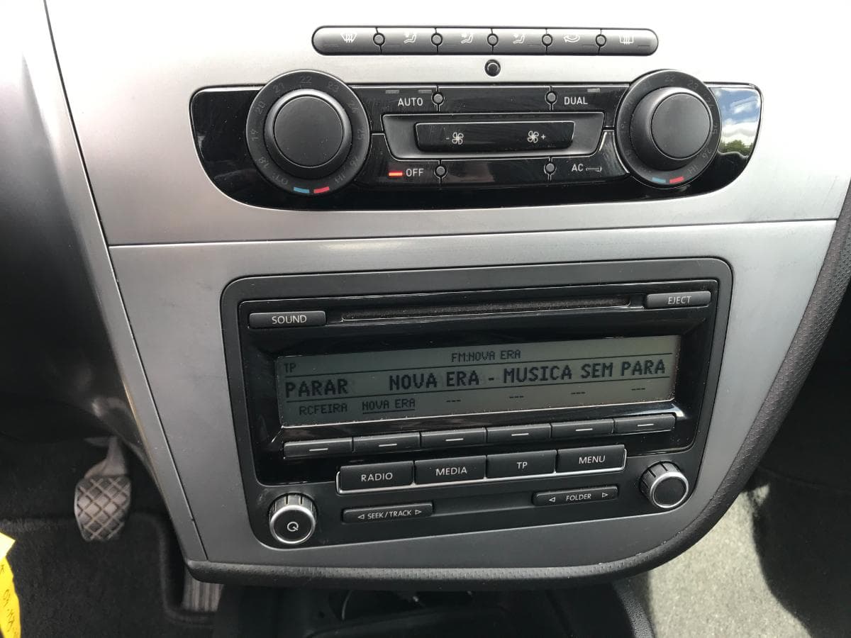 Seat Leon 1.6 TDI · Ano 2010 — imagem 19