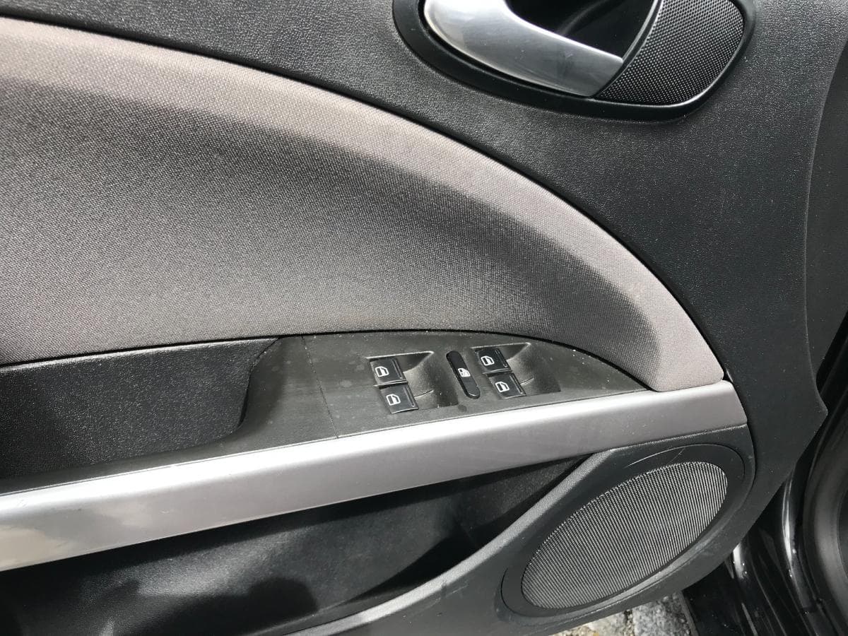 Seat Leon 1.6 TDI · Ano 2010 — imagem 23