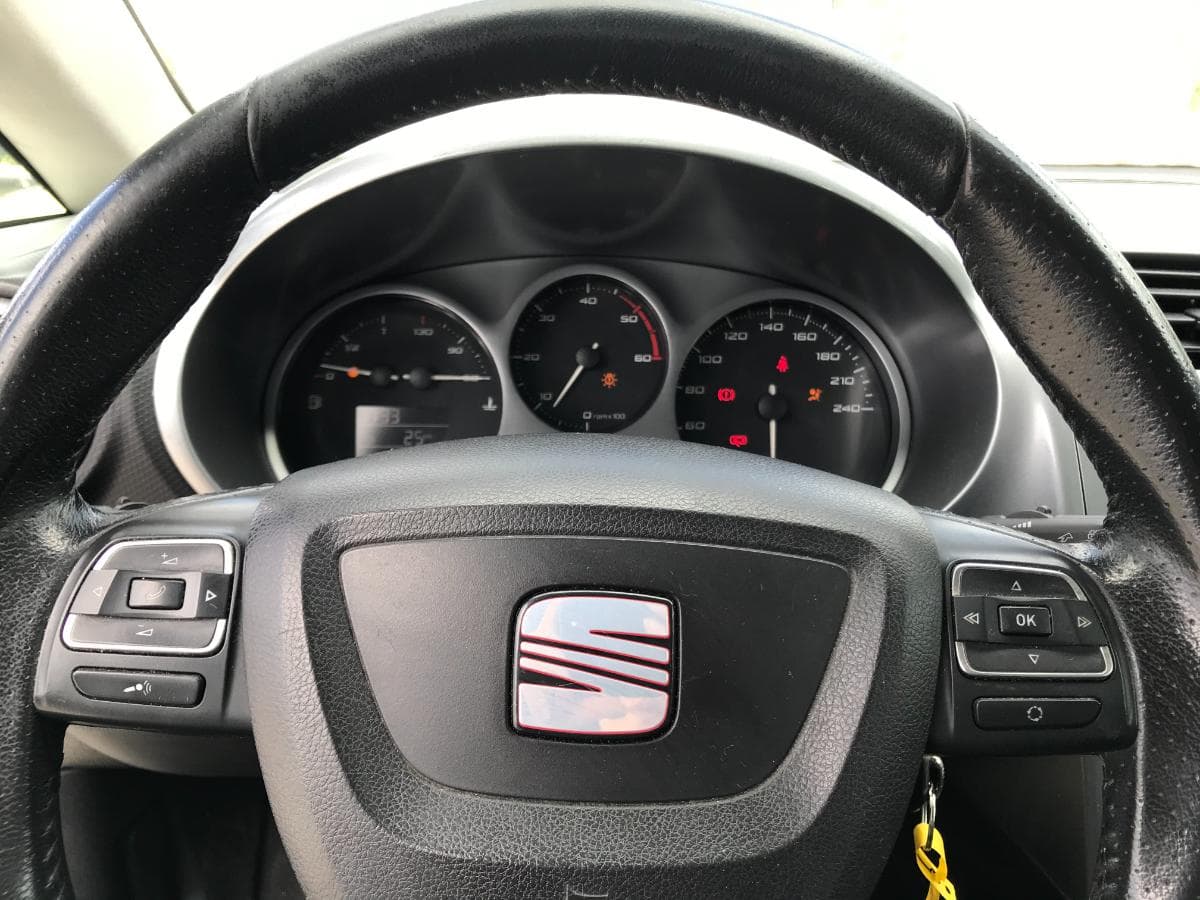 Seat Leon 1.6 TDI · Ano 2010 — imagem 26