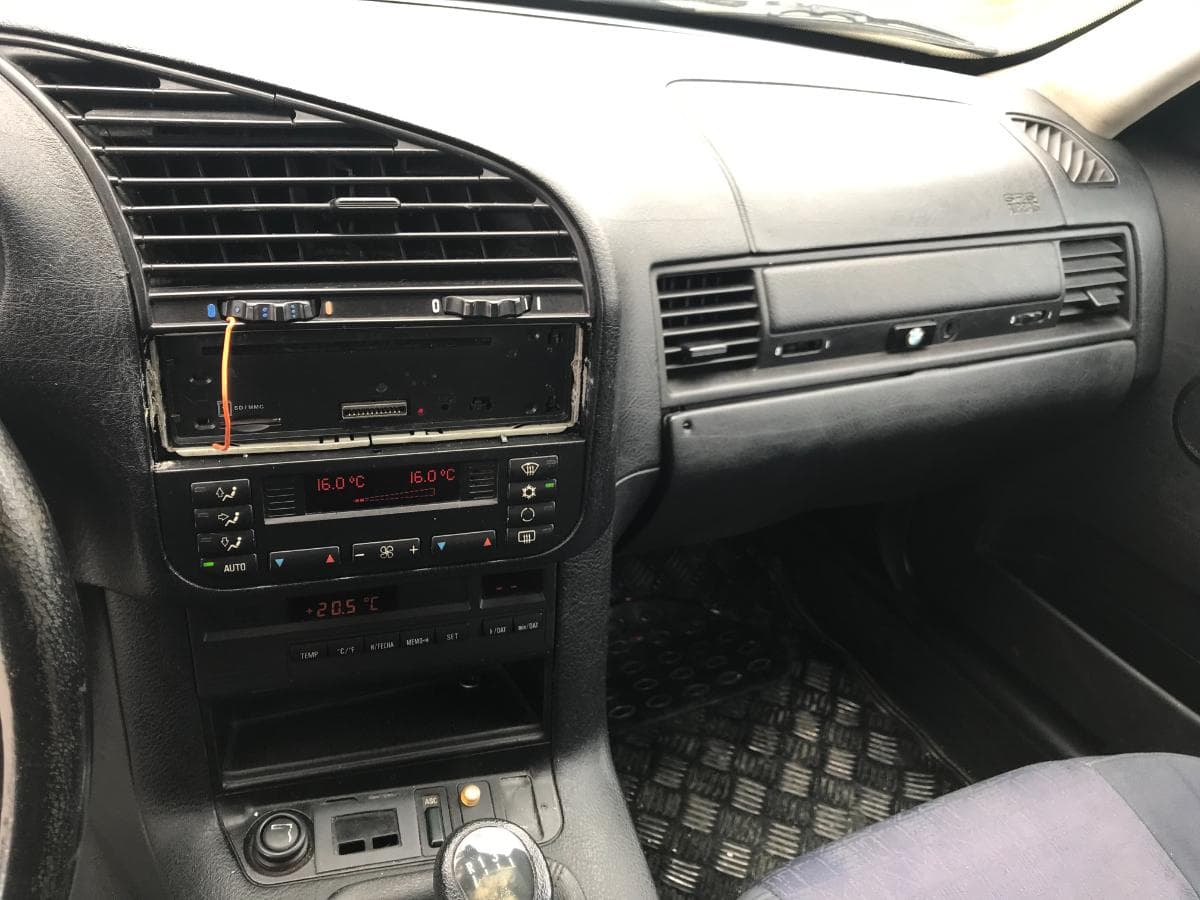 BMW 318D Touring · Ano 1998 — imagem 17