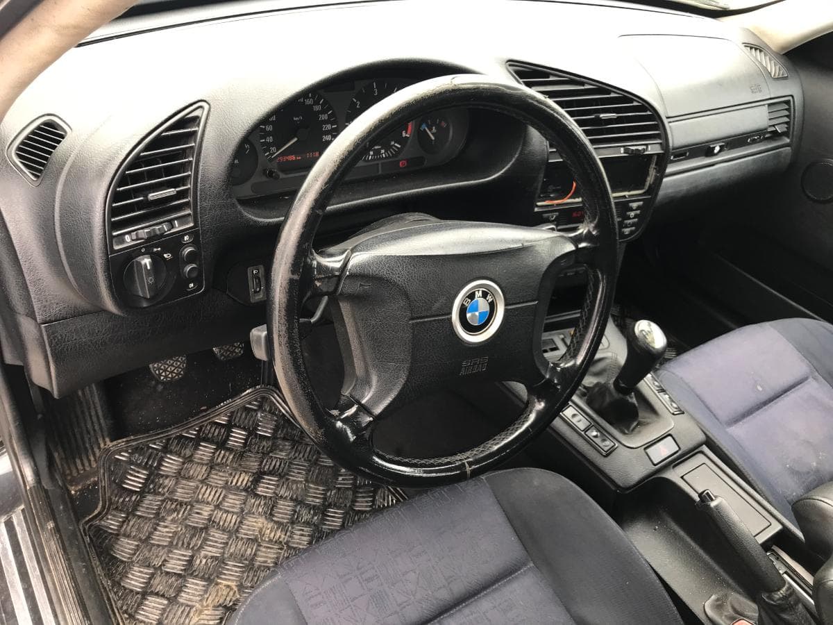 BMW 318D Touring · Ano 1998 — imagem 18