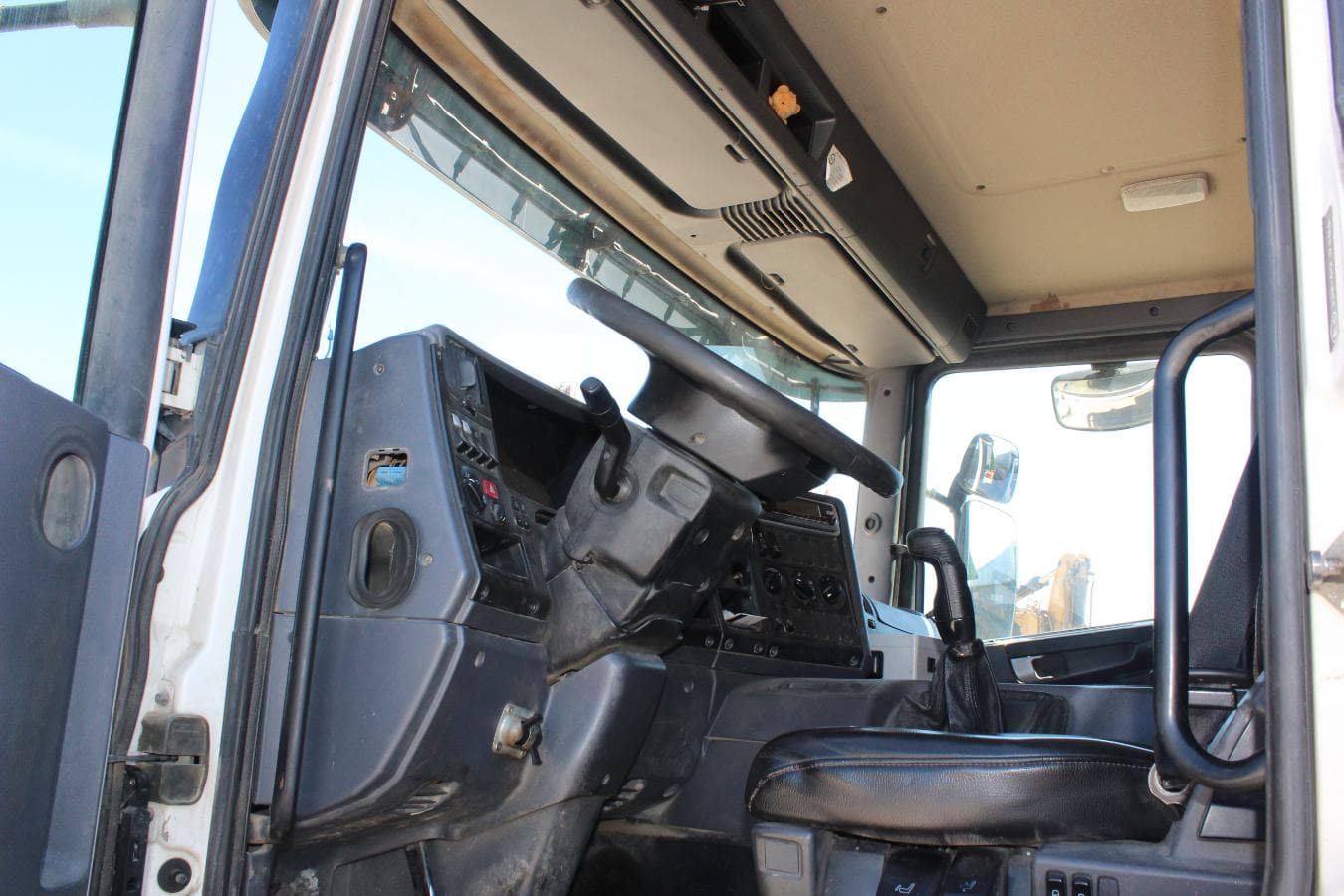 Camião Basc. 32 T (8X4) — imagem 16