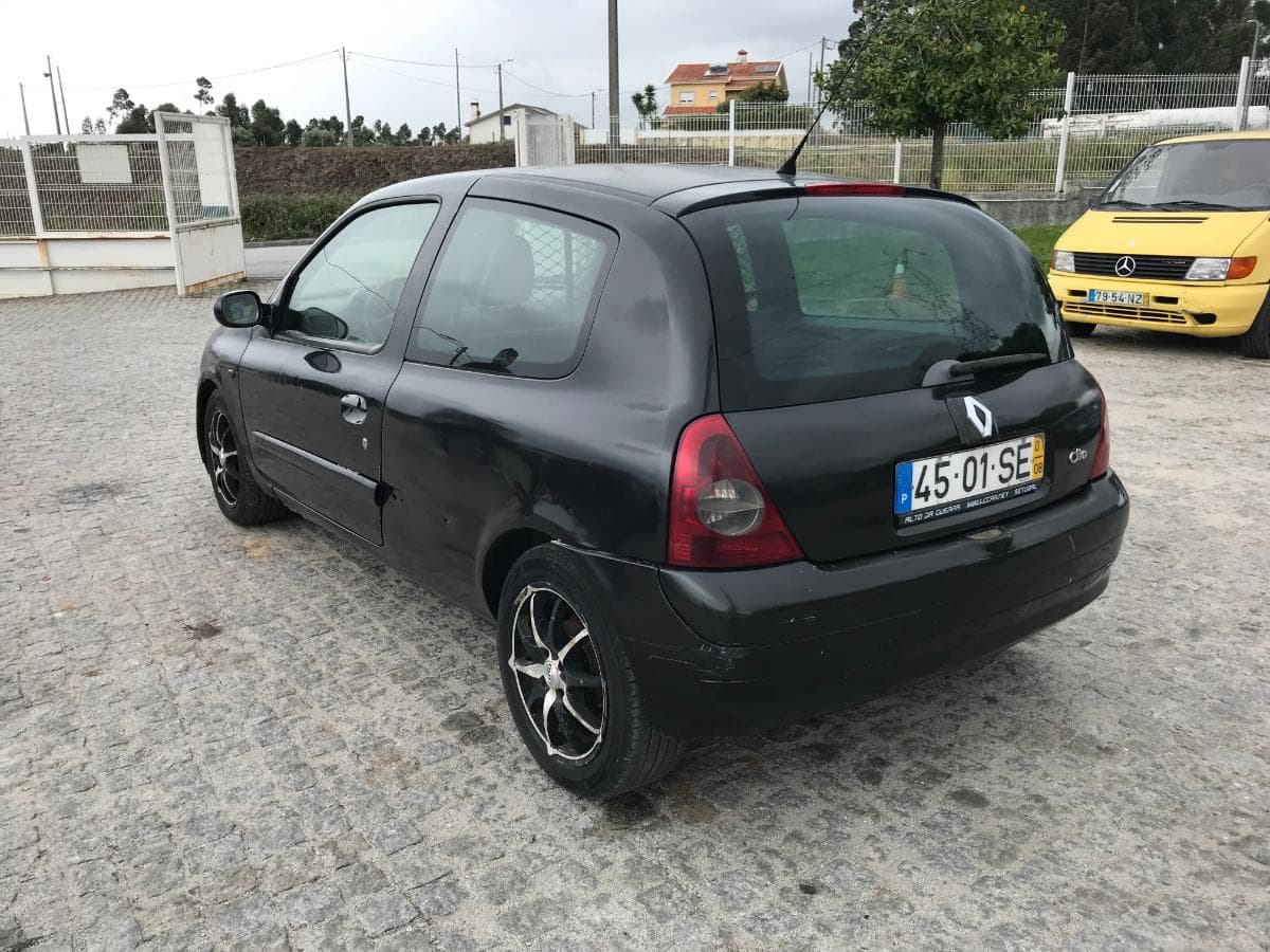 Renault Clio 1.5 DCI · Ano 2001 — image 6
