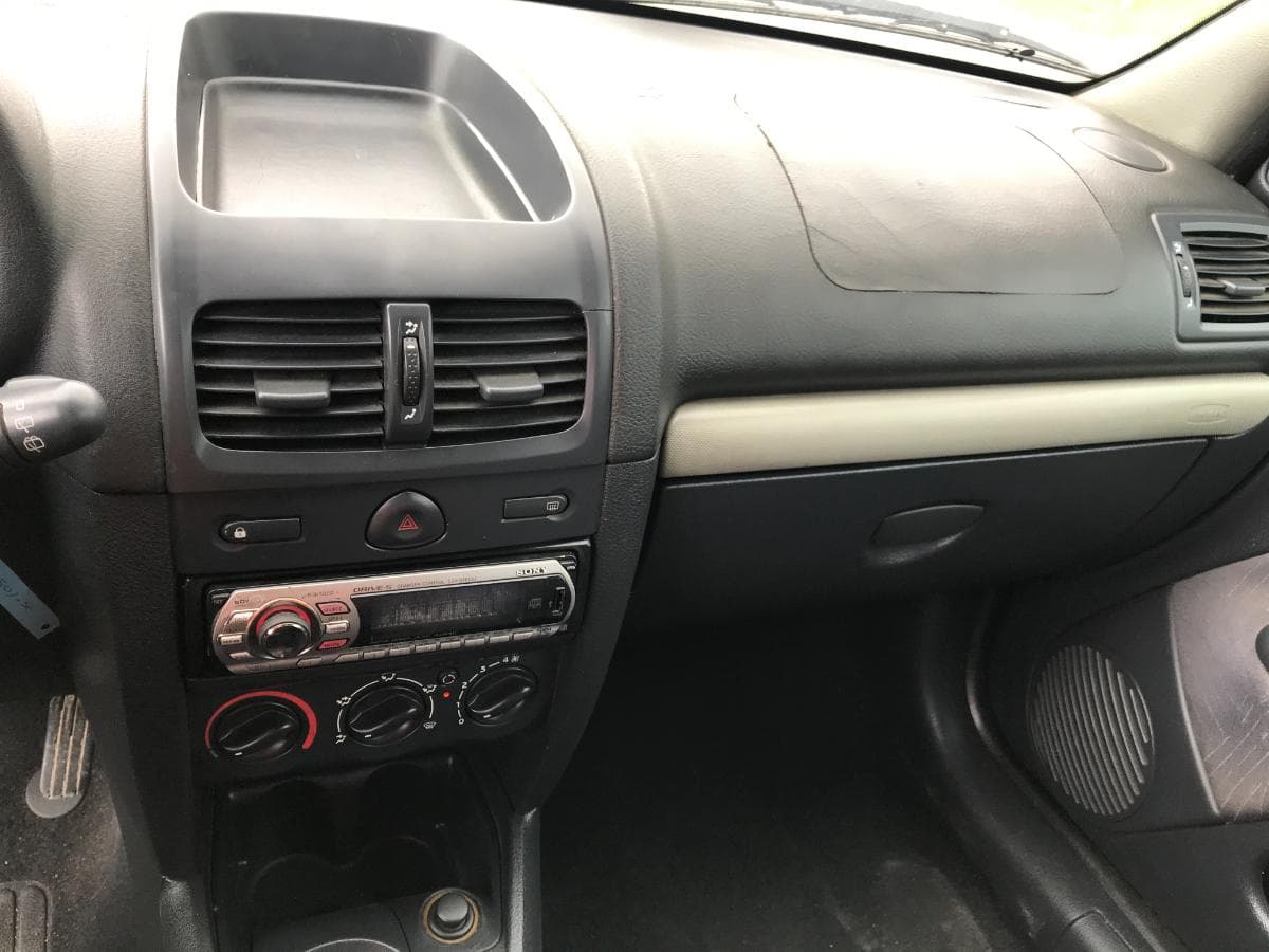 Renault Clio 1.5 DCI · Ano 2001 — image 16