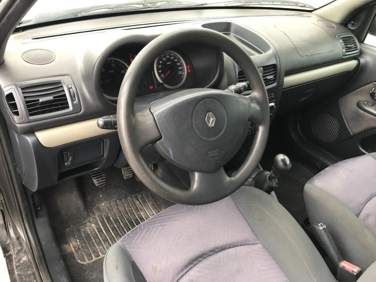 Renault Clio 1.5 DCI · Ano 2001 — image 17