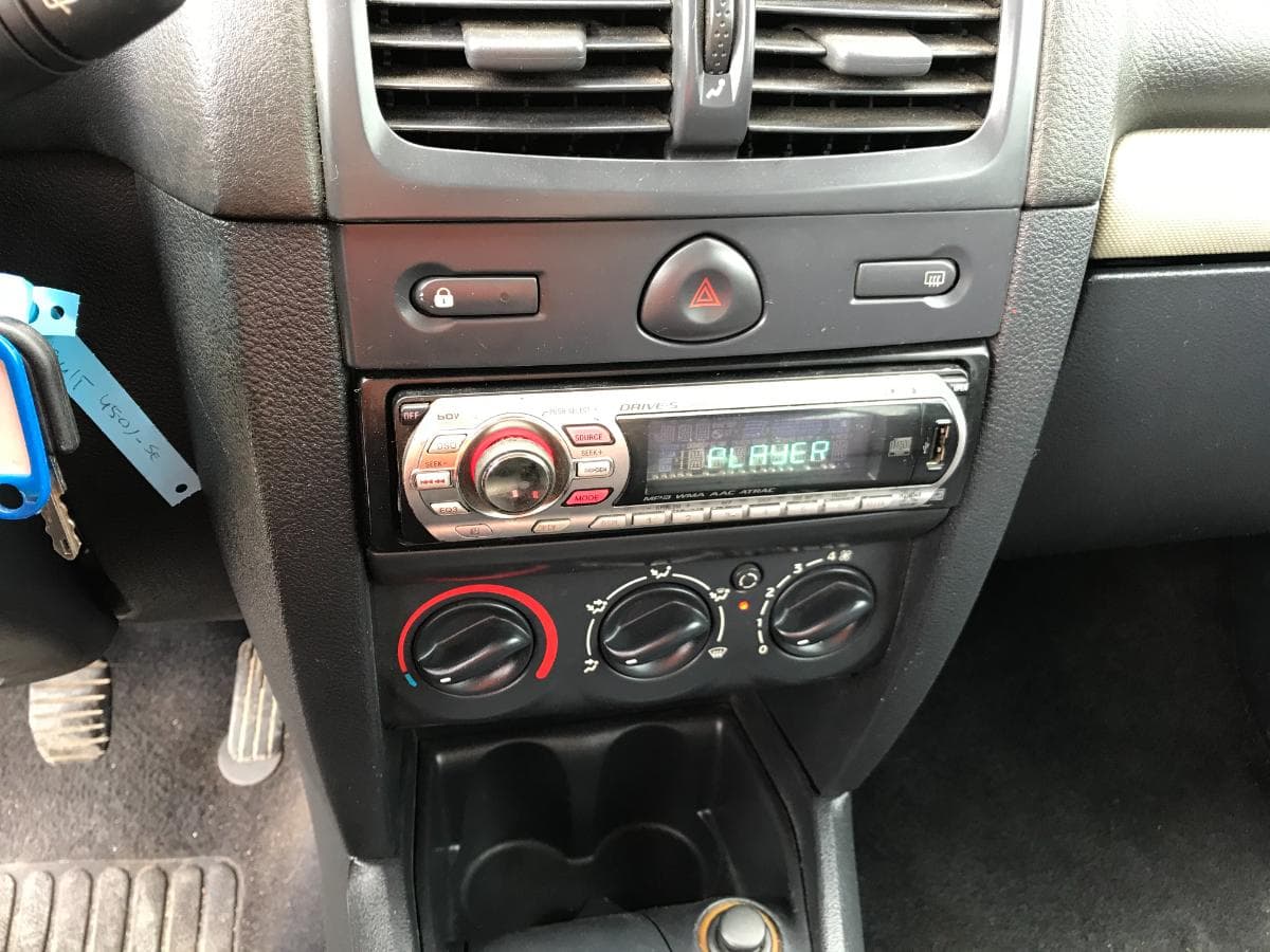 Renault Clio 1.5 DCI · Ano 2001 — image 18