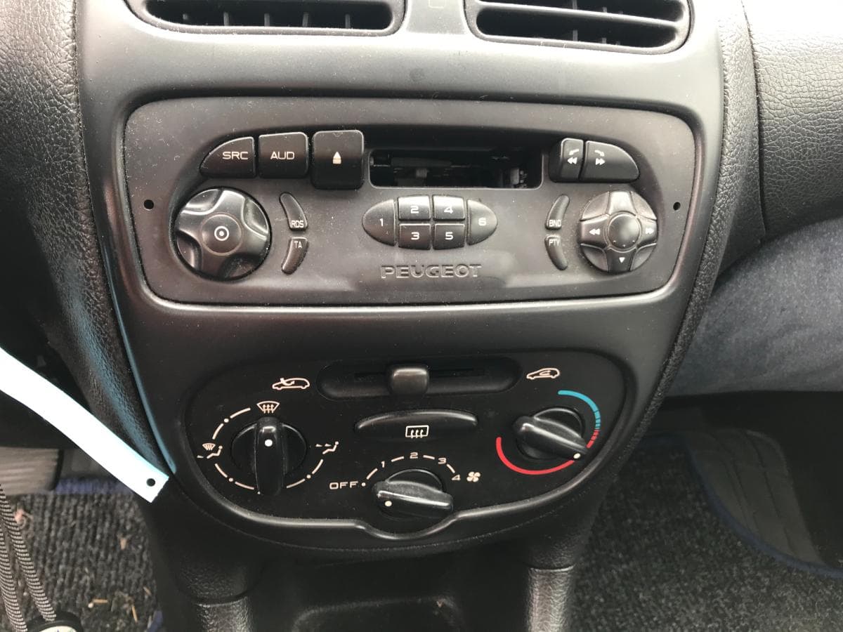 Peugeot 206 1.1i · Ano 1999 — imagem 13