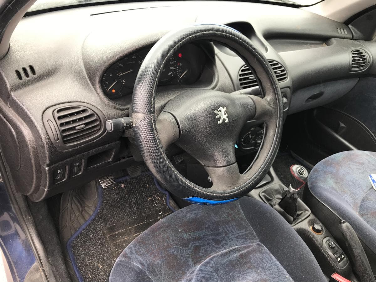 Peugeot 206 1.1i · Ano 1999 — imagem 19