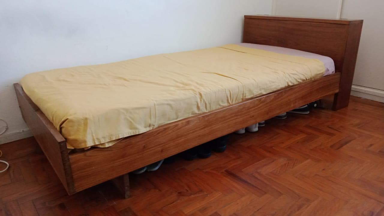 Cama de solteiro ·