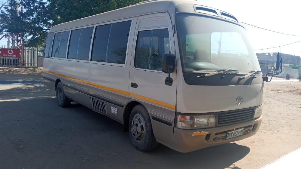 Toyota Coaster · — imagem 1