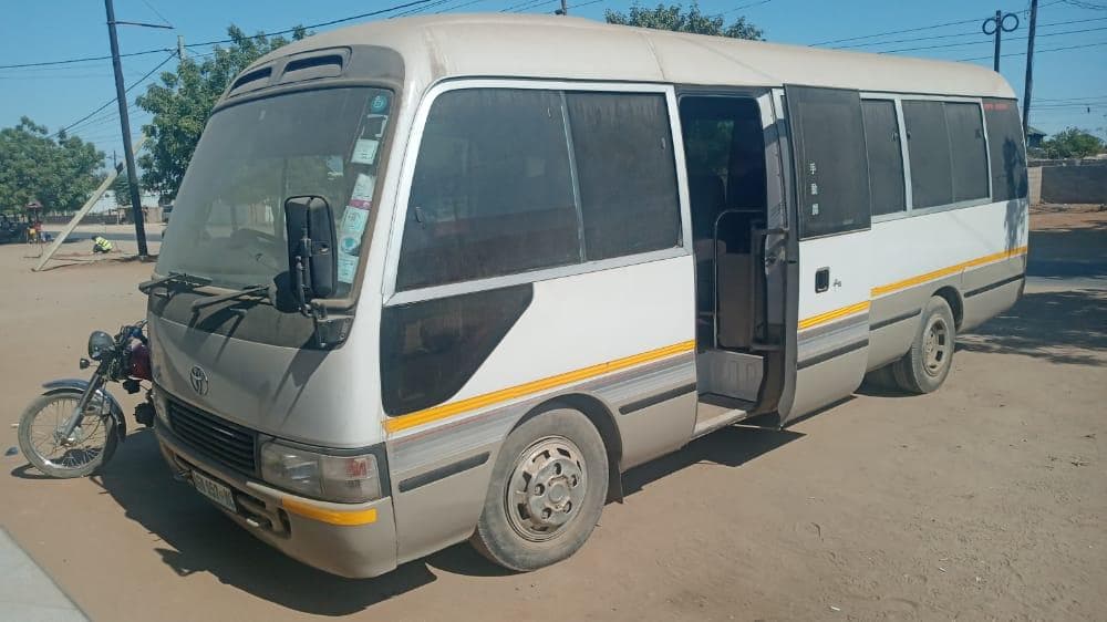 Toyota Coaster · — imagem 2