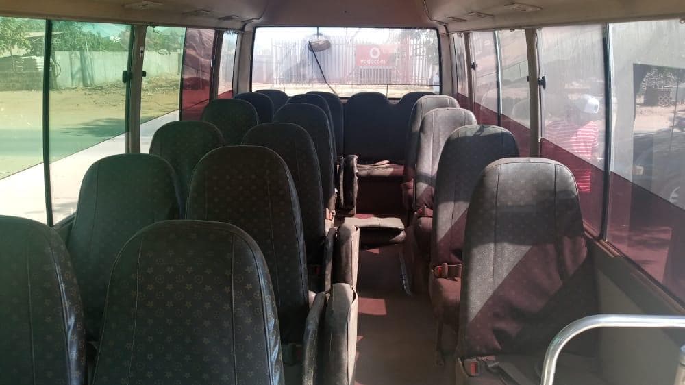 Toyota Coaster · — imagem 5