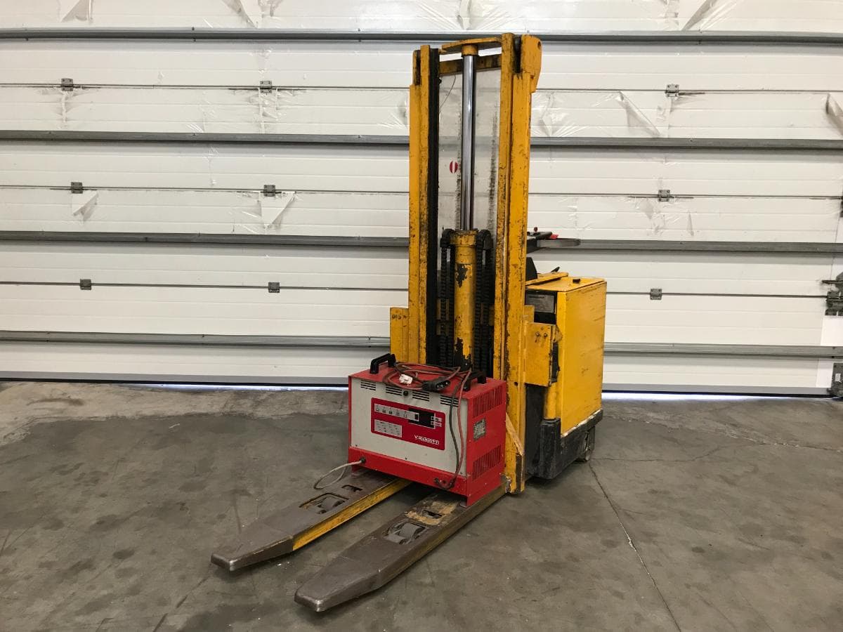 Stacker Jungheinrich · Ano 1990 — imagen 1