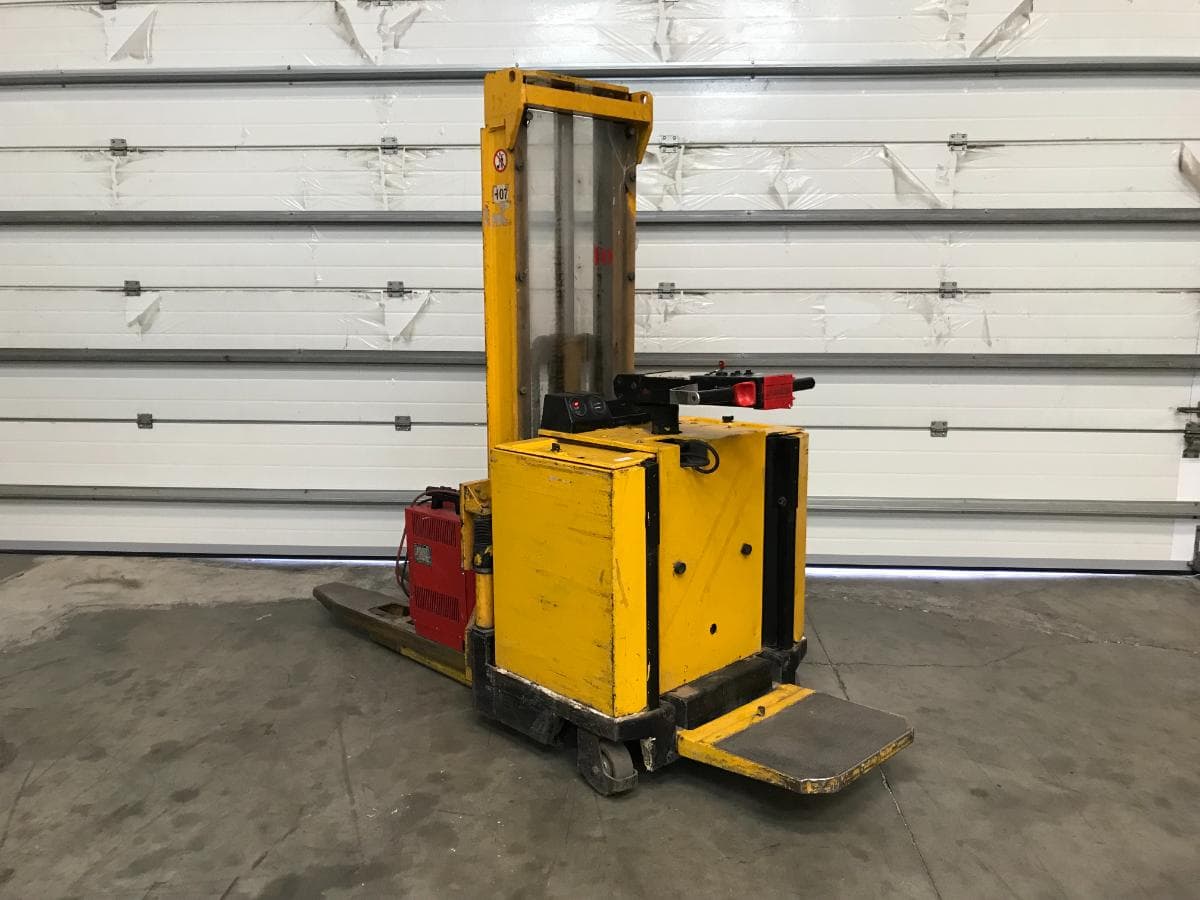 Stacker Jungheinrich · Ano 1990 — imagen 5