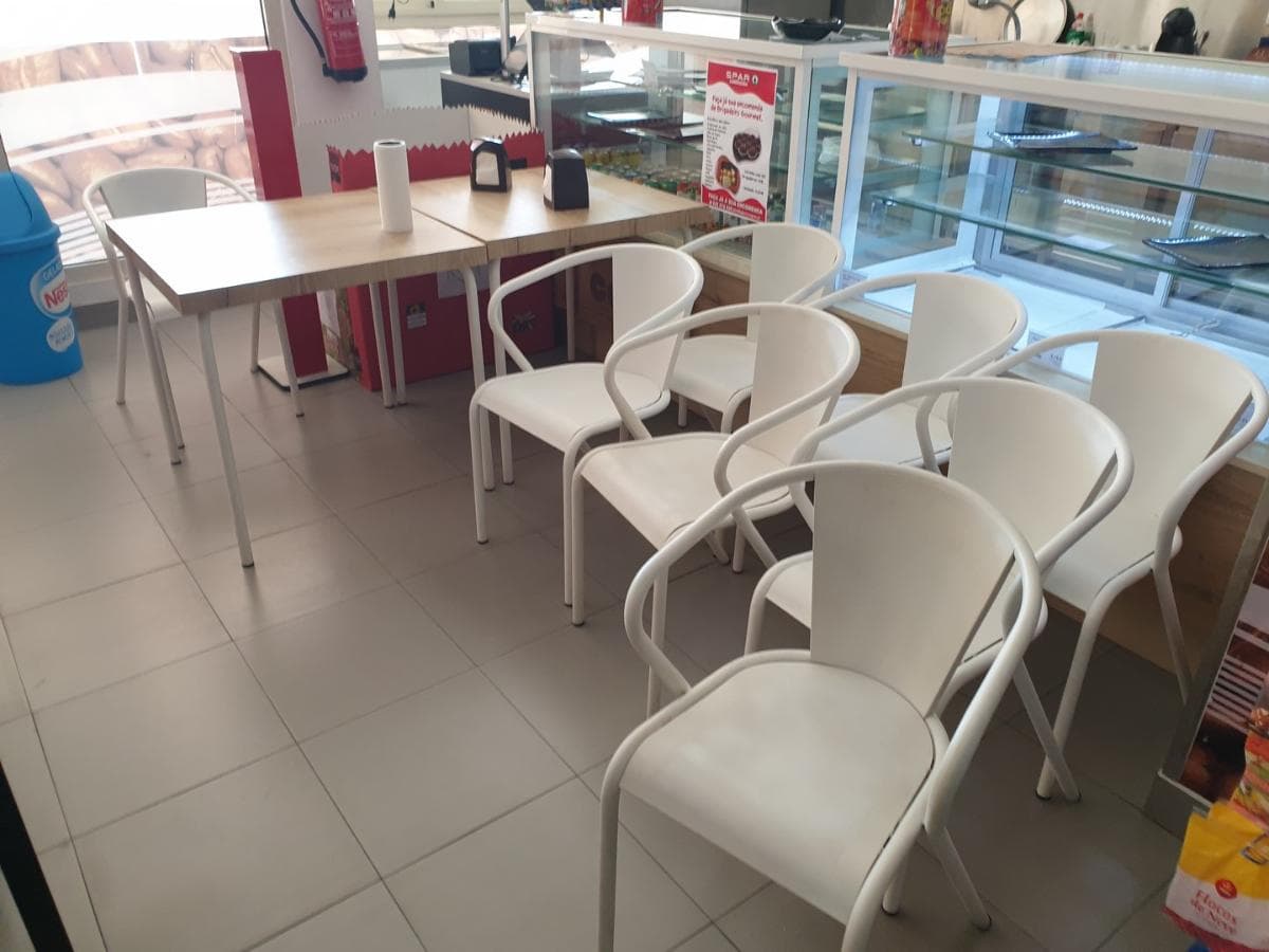Mesas e cadeiras