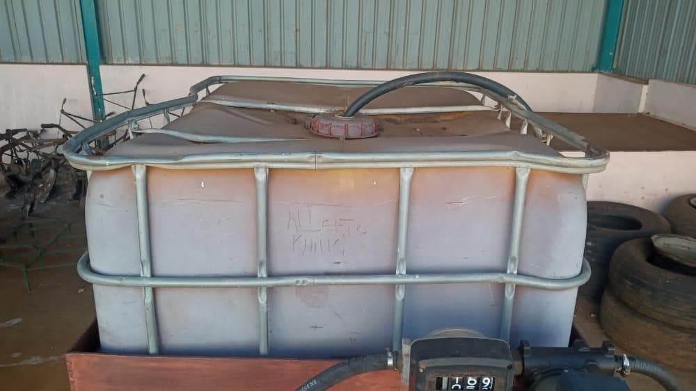 Suporte metálico do tanque plástico de diesel ·