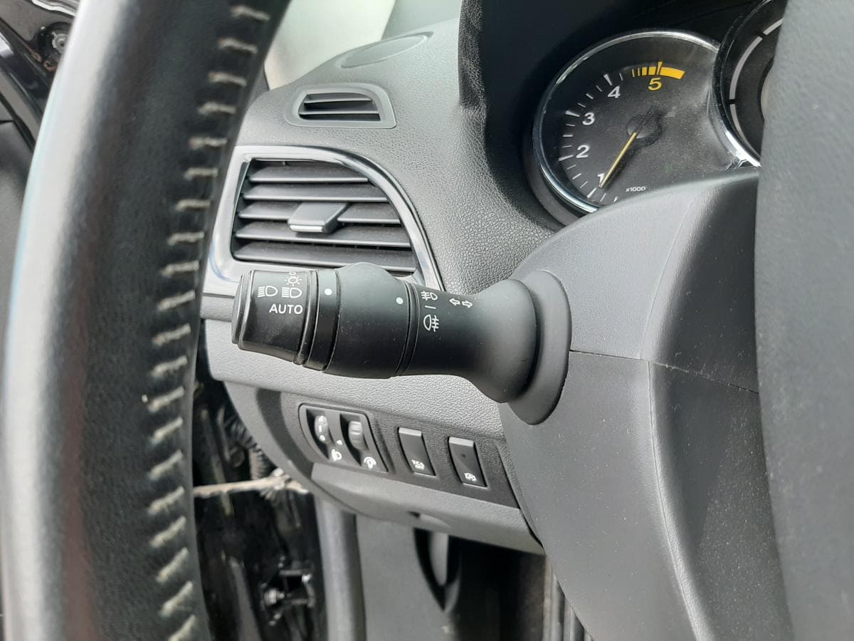 Renault Mégane Coupé 1.5 DCI · Ano 2015 — imagem 18