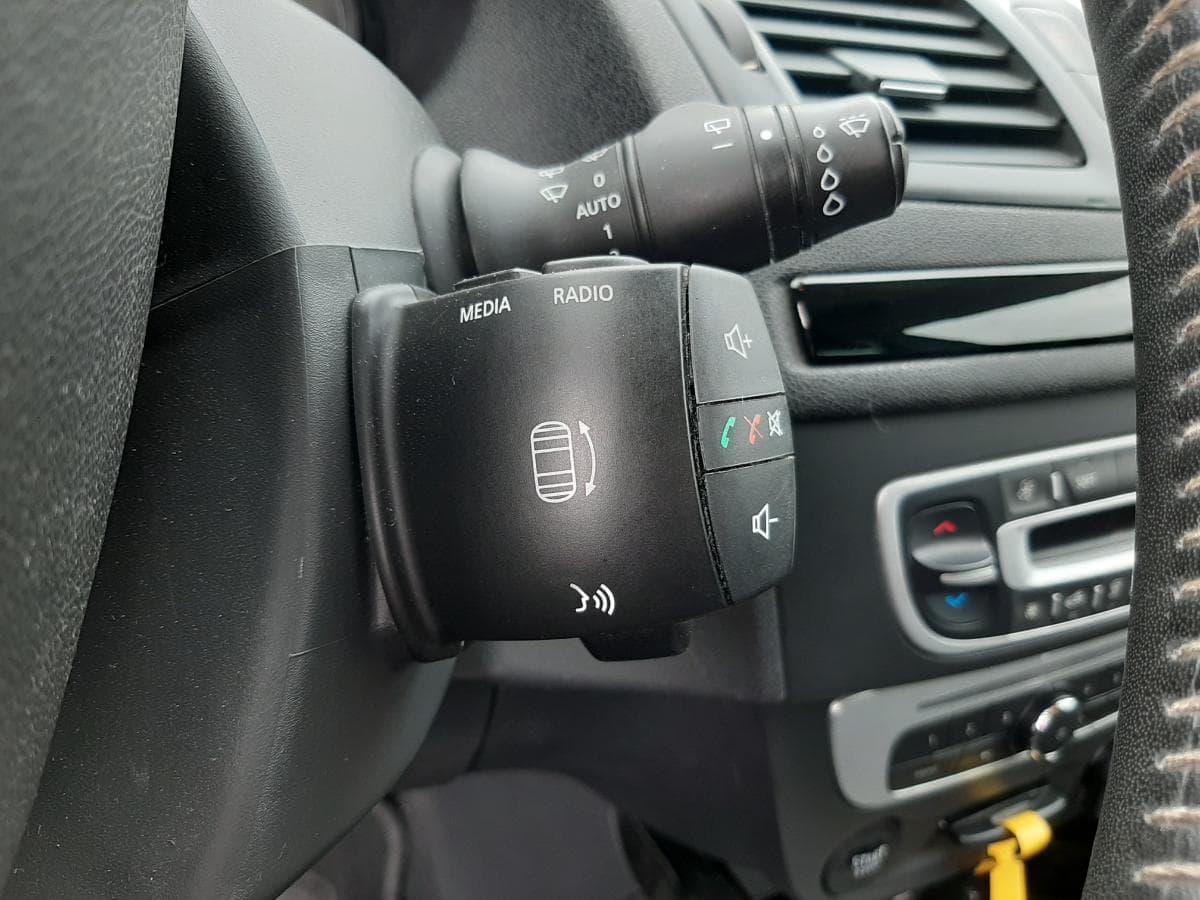 Renault Mégane Coupé 1.5 DCI · Ano 2015 — imagem 23