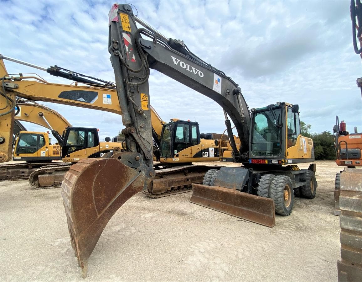 Escav. de rodas 20T - VOLVO — imagem 1