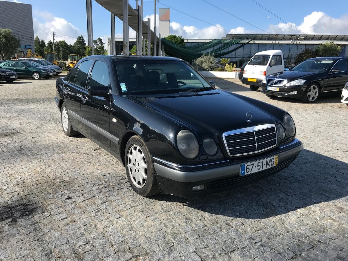 Mercedes-Benz E300 TD · Ano 1998 — imagem 1