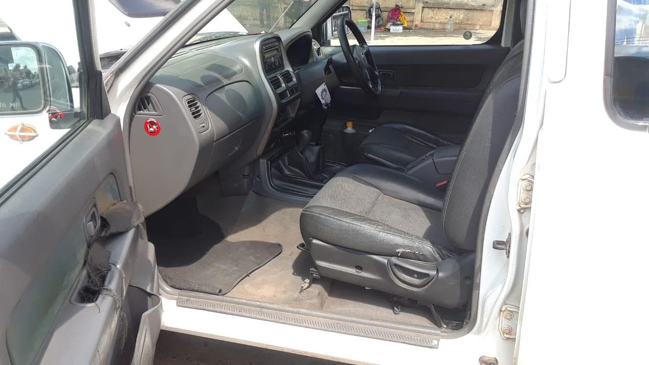 Nissan HardBody · — imagem 5