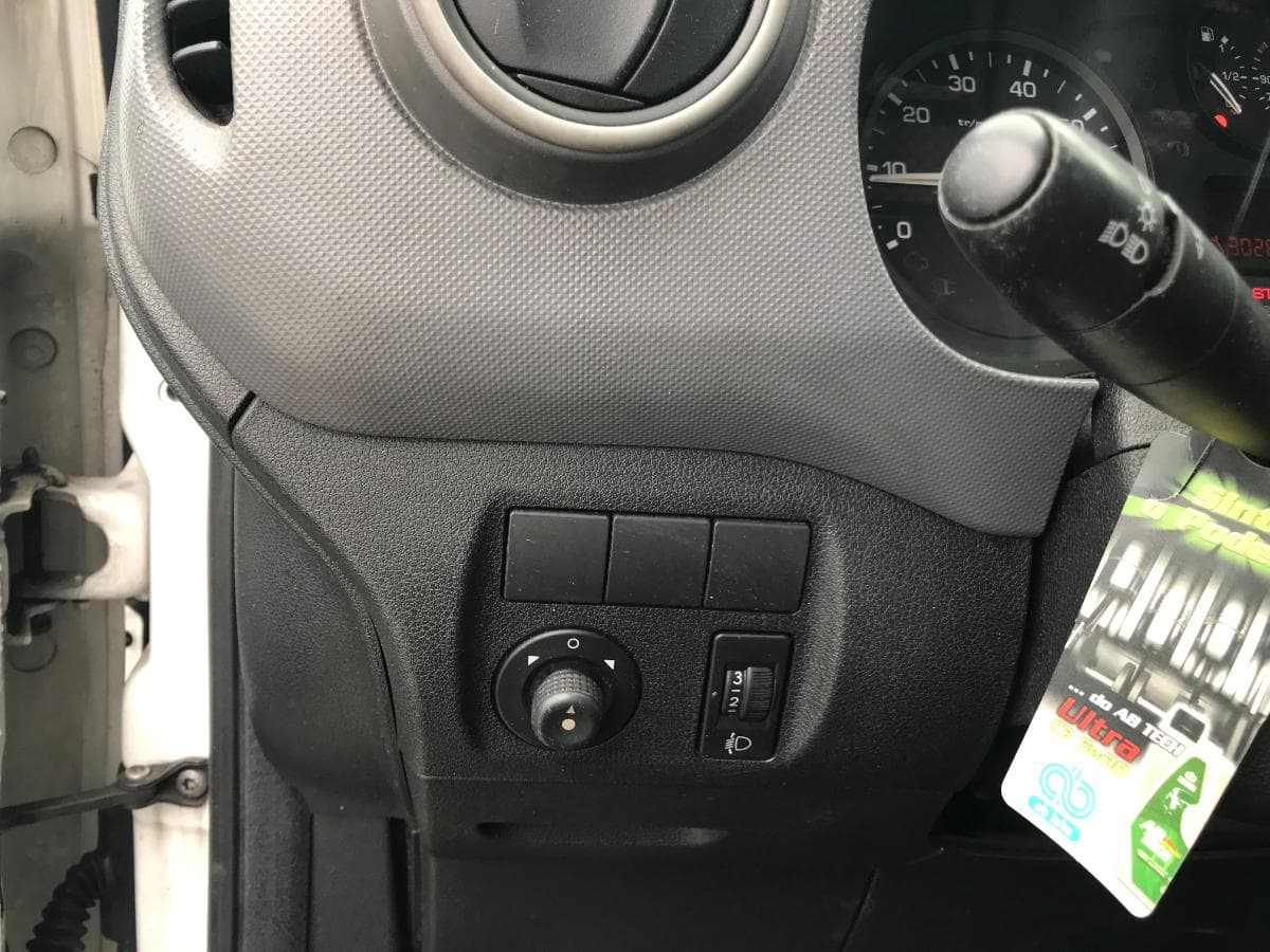 Peugeot Partner 1.6 HDI · Ano 2009 — image 19