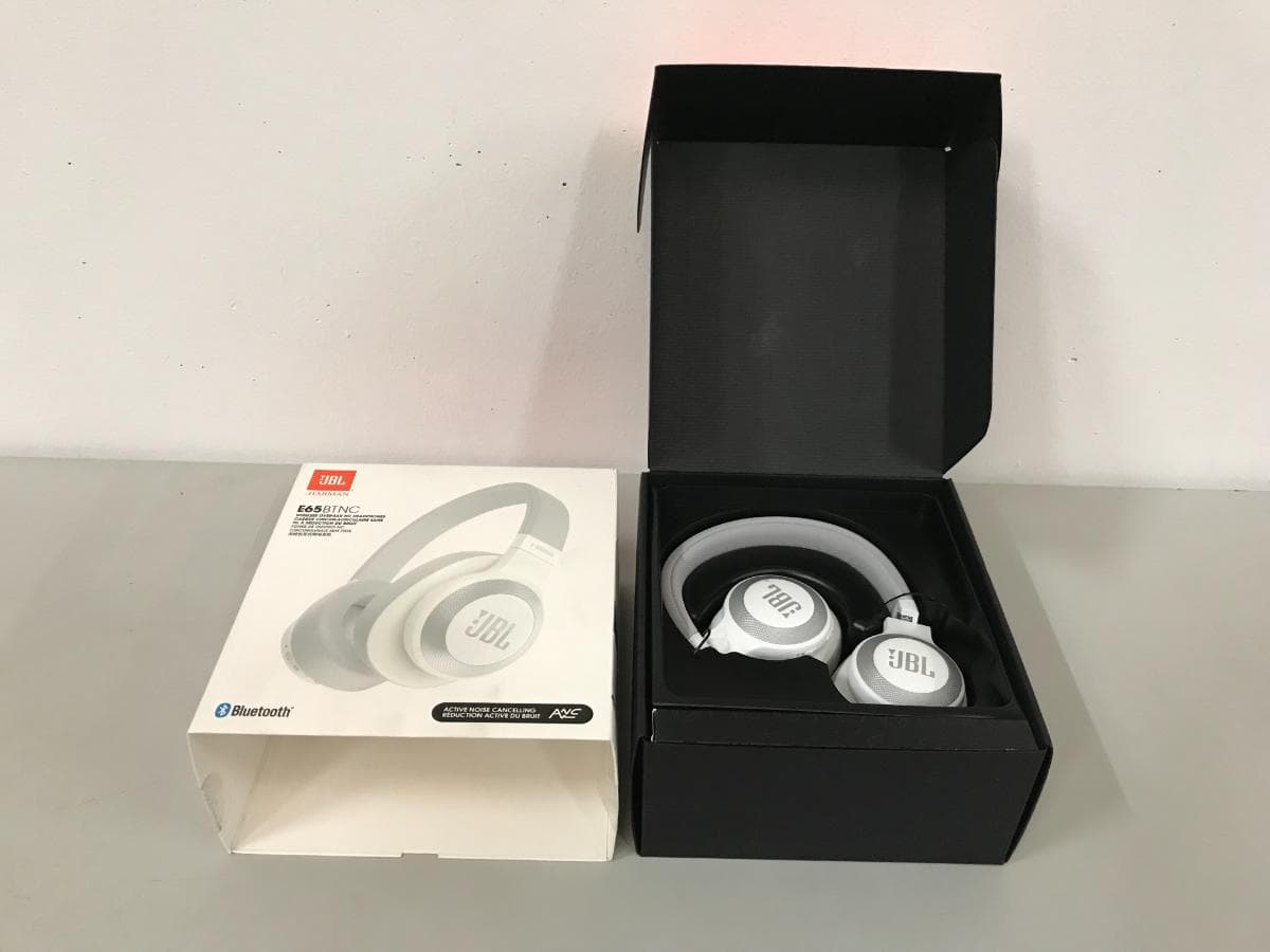 Headphones — image 1