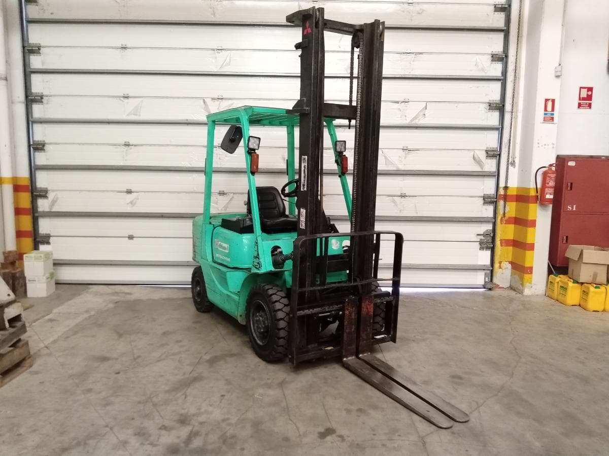 Empilhador Mitsubishi FD25K · Ano 1999 — imagem 1