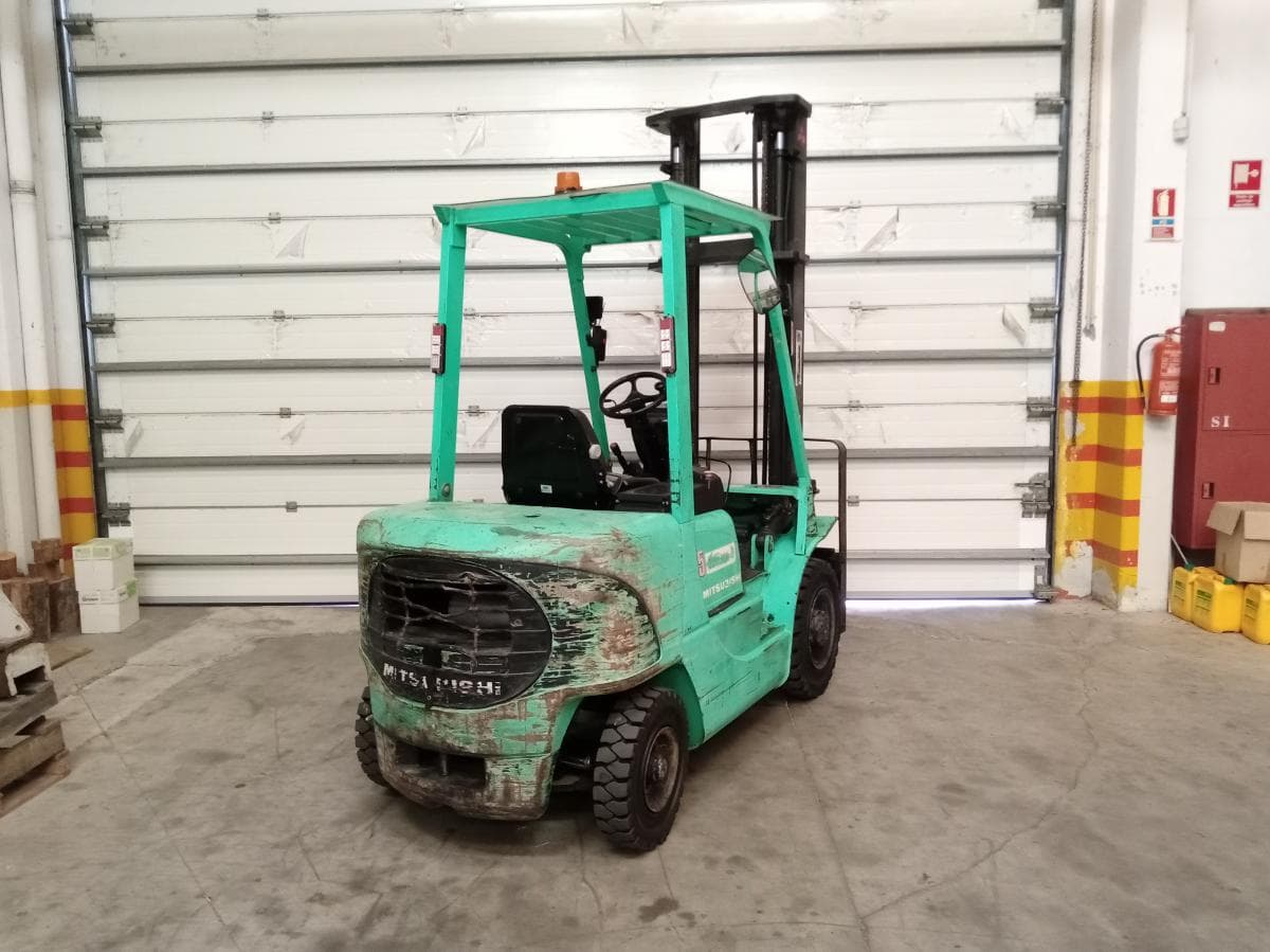 Empilhador Mitsubishi FD25K · Ano 1999 — imagem 3