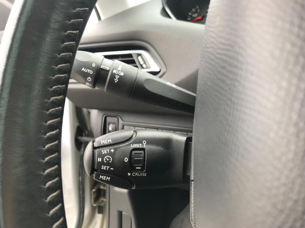 Peugeot 308 1.6 Blue HDI · Ano 2014 — imagem 29