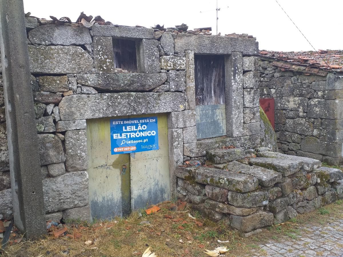 Moradias p/ Recuperação · Moimenta da Beira — image 1