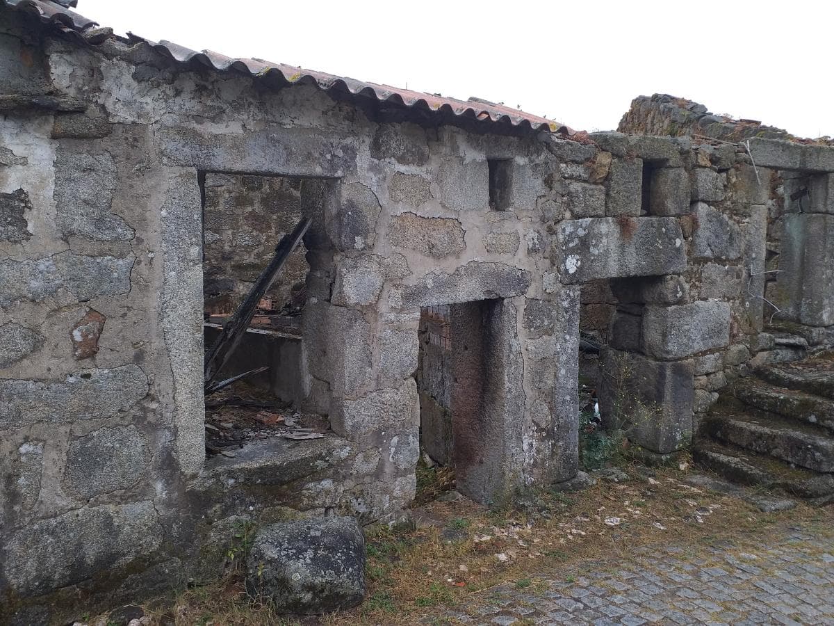Moradias p/ Recuperação · Moimenta da Beira — image 8