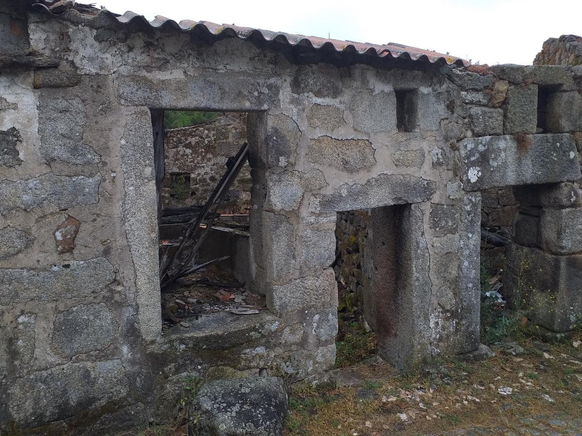 Moradias p/ Recuperação · Moimenta da Beira — image 2