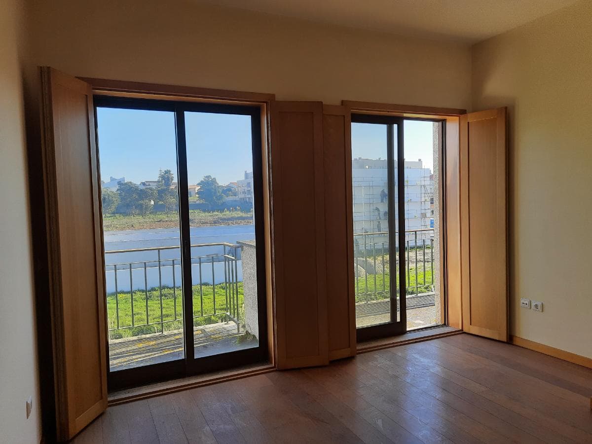 Apartamento T2 c/ Lugar de Garagem e Arrumos · Vila Nova de Gaia — image 9