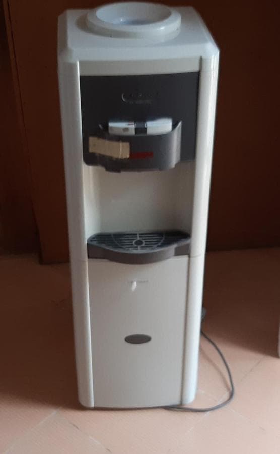 Dispensador de agua ·